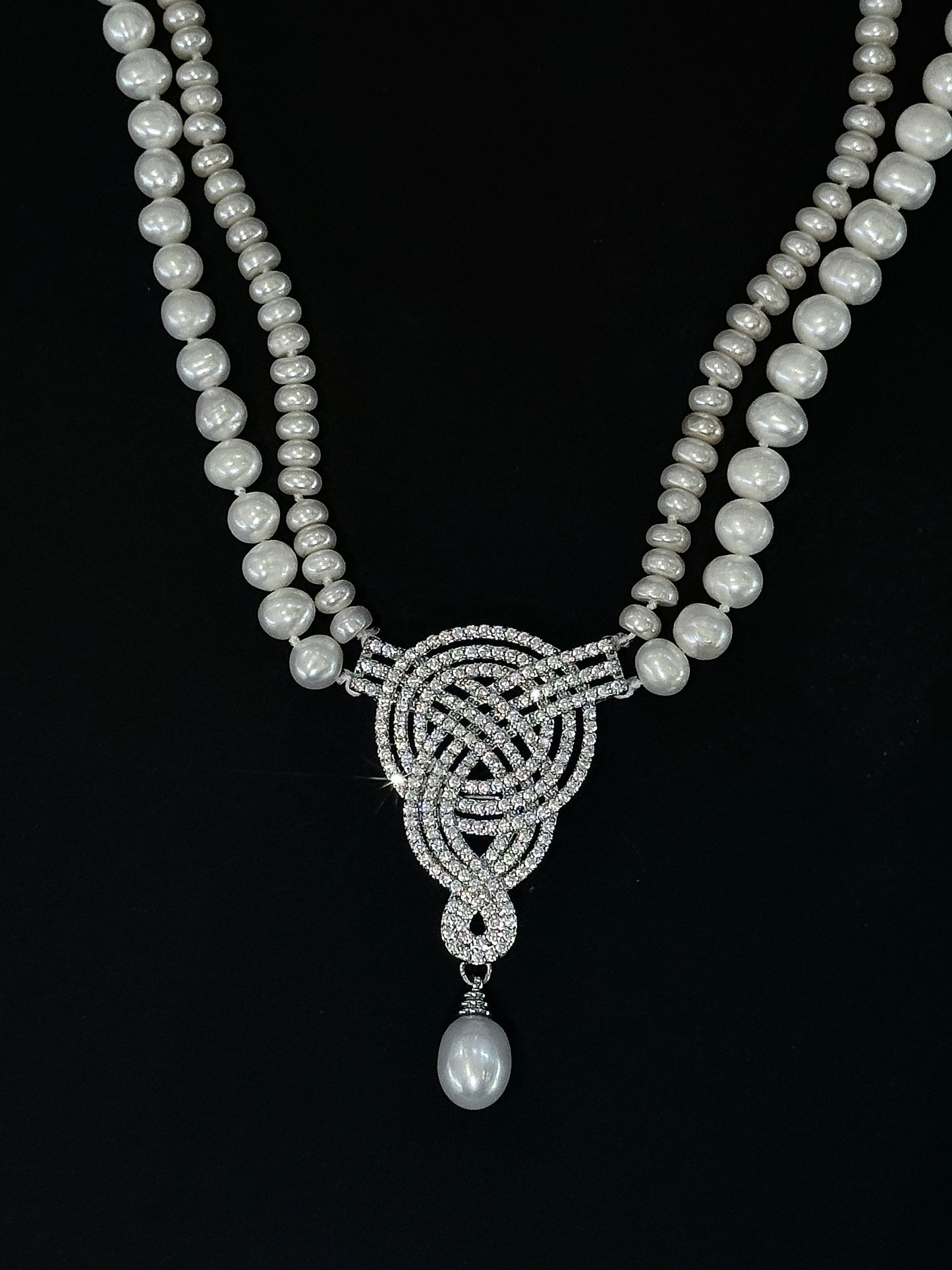 Rich Pearl Necklace - Eternal Knot